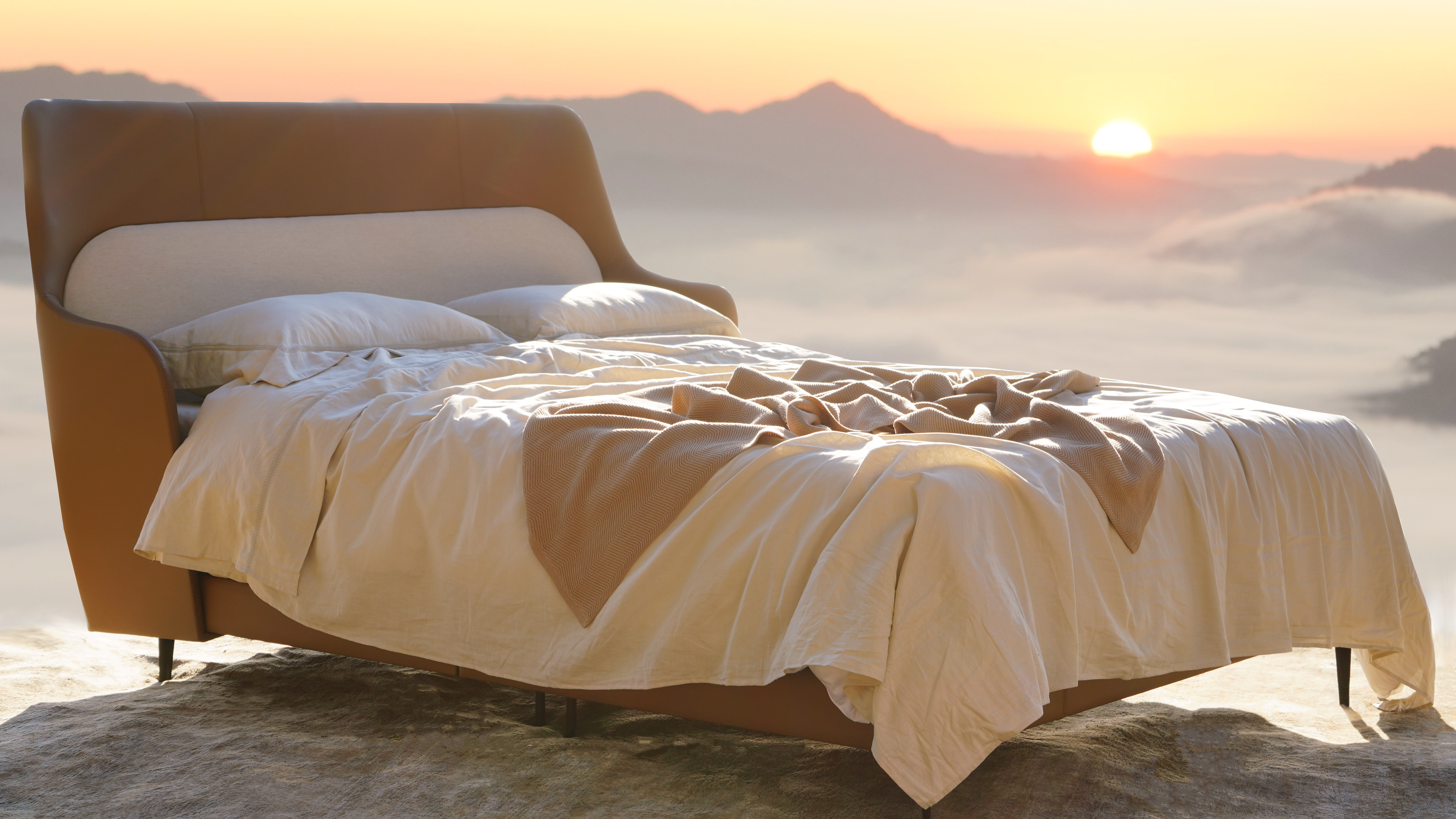 Cama luxuosa com cabeceira estofada em couro caramelo e roupa de cama branca em linho amassado, fotografada durante pôr do sol dourado com vista panorâmica para montanhas envoltas em névoa. Ambiente sereno com luz natural suave do entardecer refletindo nas texturas dos tecidos e criando atmosfera acolhedora e romântica. Design contemporâneo do mobiliário contrasta com paisagem natural deslumbrante ao fundo.